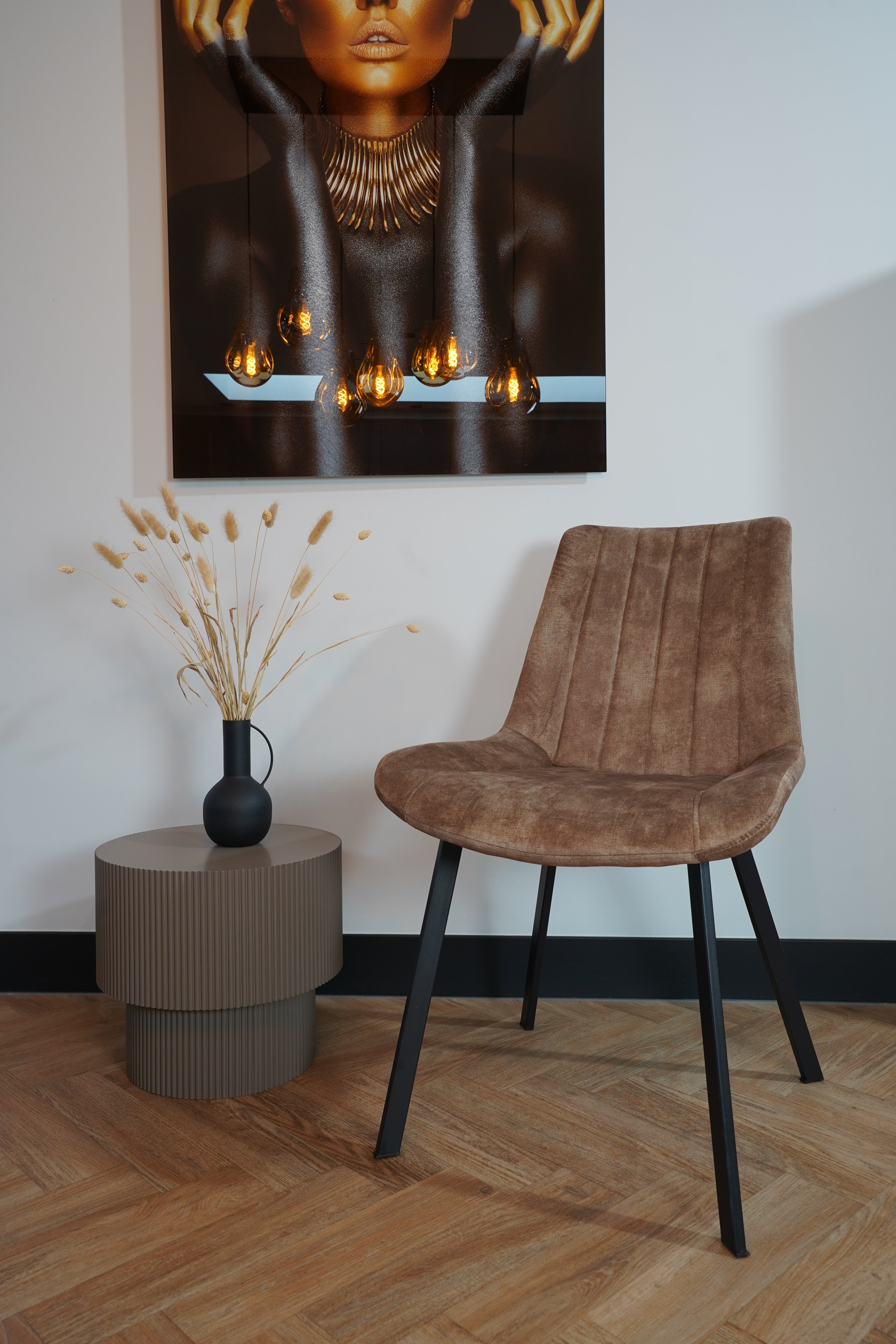 Eetkamerstoel Marilene velvet in bruine kleur met strakke rechthoekige poten, moderne stoel voor huisinrichting, model 2025 design.