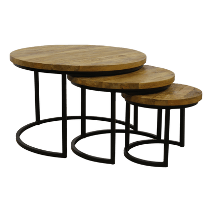 Salontafel set Quin van mangohout met drie ronde tafels en metalen onderstel.